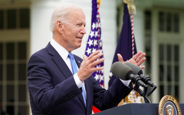 Biden revoca medida decretada por Trump que exigía seguro de salud a nuevos migrantes