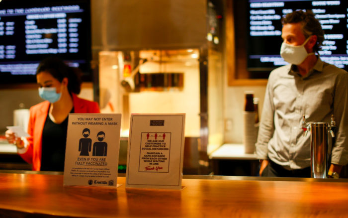 ¿Sin mascarilla? Algunos se muestran escépticos a nuevas pautas en EU