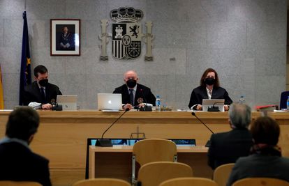 José Antonio Mora (en el centro), presidente del tribunal que ha enjuiciado el caso de la caja b del PP, en una imagen del 8 de febrero, junto a los magistrados que componen la terna que tiene que dictar la resolución, Fernando Andreu y María Fernanda García, que será la ponente.