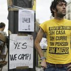 La Junta Electoral Central (JCE) declara ilegales los actos de protesta del 15-M. Tras seis horas de deliberación, cinco miembros se mostraron a favor de la prohibición, cuatro en contra y otro más se abstuvo. Las concentraciones no pueden celebrarse entre las cero horas del sábado, jornada de reflexión, y las 24 horas del domingo, fin de la jornada de votación de las elecciones autonómicas y municipales. Al Gobierno del presidente José Luis Rodríguez Zapatero le corresponde la complicada tarea de ejecutar la orden de desalojo. Los cientos de jóvenes reunidos en la Puerta del Sol de Madrid están dispuestos a mantener el pulso. "El mundo nos mira", dicen mientras muestran con orgullo fotocopias de la primera página de ‘The Washington Post’, con una imagen panorámica de la concentración de Madrid. #spanishrevolution se ha colado entre las tendencias mundiales en Twitter.