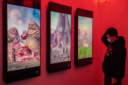 Pinturas digitales del artista Beeple en una exhibición de arte criptográfico titulada 'Nicho virtual: ¿Alguna vez has visto memes en el espejo?', una de las primeras exposiciones físicas de arte 'blockchain' en el mundo. Beijing el 26 de marzo de 2021.