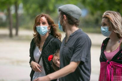 Mónica García, de Más Madrid, con su familia en la pradera.