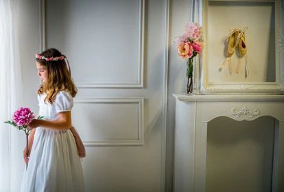 Paula, vestida para la comunión.