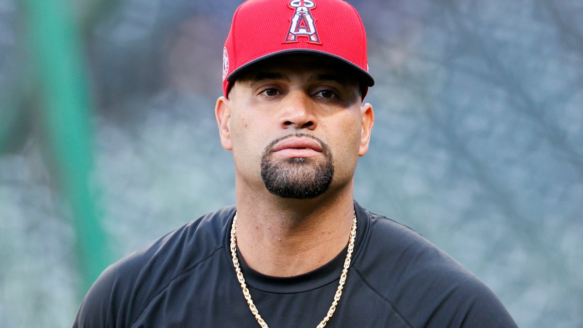 Albert Pujols firma contrato con los Dodgers por el resto de la temporada