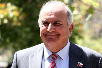 Luis Alejandro Abel Mayol Bouchon abogado, empresario y dirigente gremial chileno. Se desempeñó como intendente de la Región de la Araucanía. 