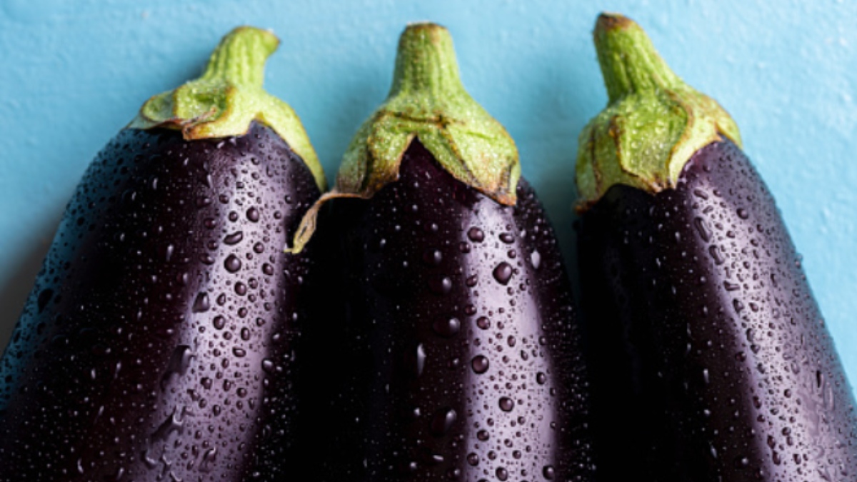 Así se prepara el agua de berenjena y limón, la bebida de moda para adelgazar