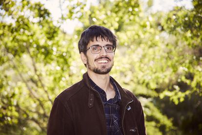 Manuel Molina suele portar una lupa con la que examina la vegetación que le despierta curiosidad. Siempre le gustaron los pájaros y la naturaleza. “De pequeño jugábamos aquí a arcos y flechas, algo impensable ahora. Es el contacto con lo silvestre que un niño del centro de Madrid no tiene”, afirma.