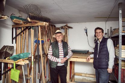 Francisco López (izquierda), físico de 73 años y entendido en criptografía, fue uno de los primeros vecinos de Tres Cantos, adonde se mudó en 1986. Desde la ventana de su edificio vio cómo el Parque de los Alcornoques se convertía en un paraje verde. “Mi formación en temas ambientales es reducida, pero me encanta. Como soy el más tierno de la asociación hago un poco de todo y aprendo”, afirma. A su lado, Miguel Paunero, funcionario y economista de 54 años, lleva los números y le gusta reproducir plantas nuevas. Es especialista en retamas, cuyas raíces pueden crecer hasta 30 metros. “Me encantan porque son las más resistentes y no te dan el disgusto de verlas secas después del verano”, ríe.