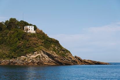 La casa del faro en la donostiarra isla de Santa Clara, en medio de la bahía de La Concha. El edificio llevaba en desuso desde 1968.