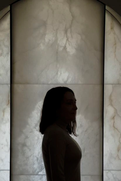 La escultora donostiarra, ante una de las placas de alabastro con las que ha cubierto las ventanas de la casa del faro.