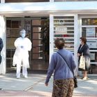 Una sanitaria sale a atender a numerosas personas que hacen cola en el Centro de Salud Vicálvaro-Artilleros, este lunes