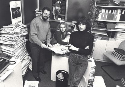 Xela Arias, en primer plano, la editorial Xeráis en los años 90.