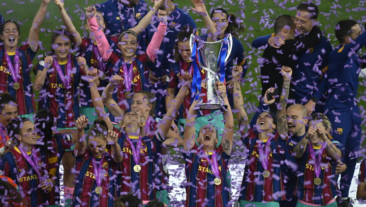 El Barça recibe la Copa como campeón de Europa femenino