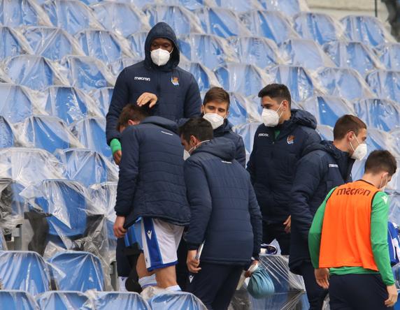 Illarramendi  es consolado por sus compañeros de banquillo tras abandonar el césped ante el Valladolid