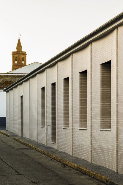 Ubicada en un pueblo de Huelva, la Casa Borrero reinterpreta la vivienda arquetípica andaluza bajo los códigos del diseño contemporáneo, con una sinuosa fachada (en esta página) y un envolvente patio (a la derecha).
