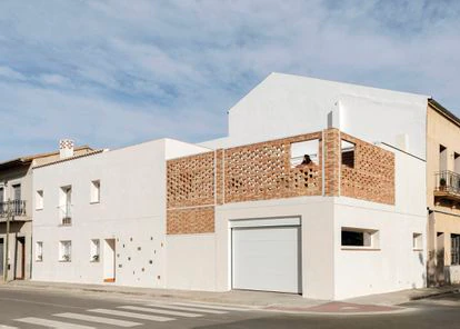 Los espacios exteriores son el gran tesoro oculto de esta casa, que cuenta con una terraza tras la celosía de ladrillo más dos patios interiores.