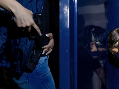 Yamila. miembro de la Unidad Federal de Investigaciones sobre trata de personas, Buenos Aires, Argentina, en el vestuario de comisaría. Pincha en la imagen para ver la fotogalería completa.