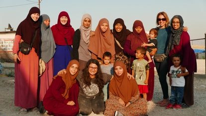 La cineasta Alba Sotorra, la segunda por la derecha, junto a algunas de las mujeres retratadas en su filme.