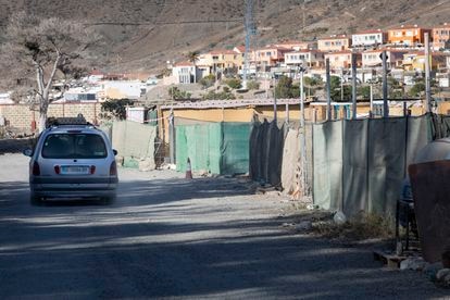 Calle principal del poblado de chabolas en el barranco de El Pajar.