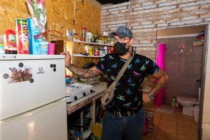 Gabriel Santana, en su chabola en el barranco de El Pajar (Gran Canaria).