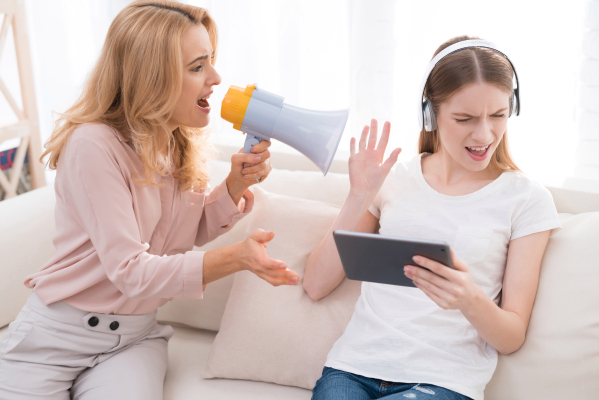 Spokn sorbe el BS en las comunicaciones internas corporativas y lo reemplaza con narración de audio