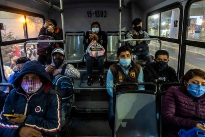 Luis Ángel González, con camisa azul y chaleco, viaja en el autobús rumbo a la estación de Mixcoac, luego de un trayecto de más de una hora.