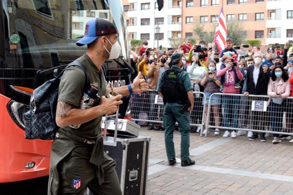 El delantero uruguayo Luis Suárez, saluda a los aficionados tras la llegada del autobús del Atlético de Madrid esta tarde al hotel de Valladolid donde mañana disputa el último partido de liga en el que se pueden proclamar campeones.