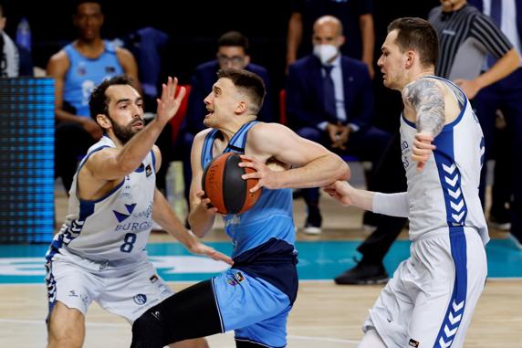 Avramovic intentando superar a la defensa del San Pablo. EFE/Zipi