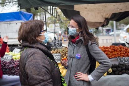 Irací Hassler, agradece y recibe comentarios de los ciudadanos mientras camina por una tradicional feria de su comuna.