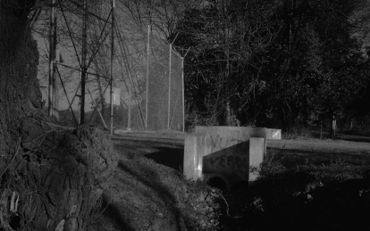 De las alambradas y el ambiente de odio del Complejo Esperanza a una verdadera esperanza en la Casa de Achával. Los escritos pertenecen a una de las poesías de Alexis; los puños, deformados de usarlos, también; lo mismo que el retrato. La tasa de reinserción social de la Casa de Achával triplica la de cualquier otra institución de su tipo a nivel provincial.