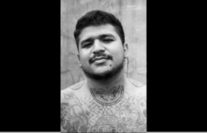 Yoni Díaz y Ezequiel Kowalski, profesores en la Fundación La Morera, en la villa El Tropezón. La fundación se dedica a brindar talleres, capacitaciones y ayuda social a niños y jóvenes. Ambos se conocieron en esas formaciones y hoy son referentes, no solo de la centro educativo, sino del barrio. El retrato vertical es de Yoni Díaz, y los murales son colaboraciones que organiza Ezequiel con jóvenes del barrio.