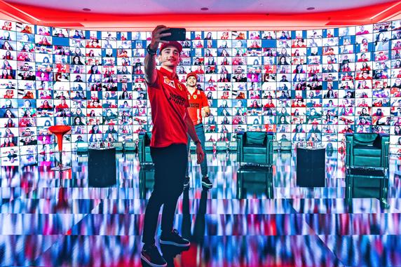 Leclerc hace un selfie con Carlos Sainz