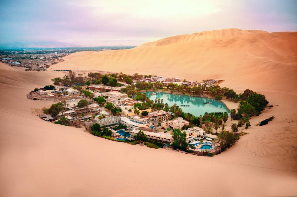 Panorámica del oasis de Huacachina, en el desierto costero de Ica (Perú).