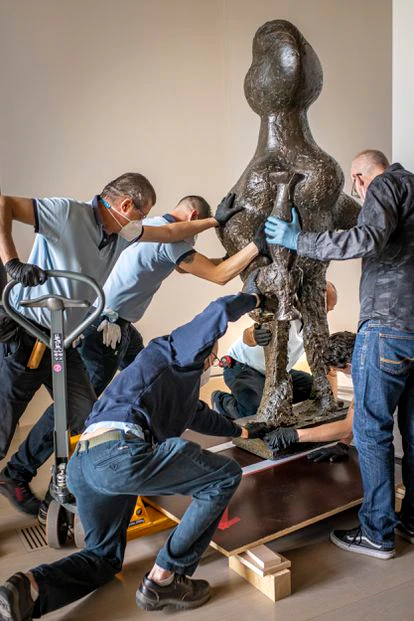 CENTRO BOTÍN. SANTANDER. SEDE DE LA EXPOSICIÓN "EL PICASSO IBERO" ABRIL 202.
Juan Sánchez., restairador de escultura del Museo Nacional Centro de Arte Reina Sofía, supervvisa a los operarios de la empresa encargada de la manipulación de obras de arte que la colocan en la exposición que se prepar en el Centro botín.