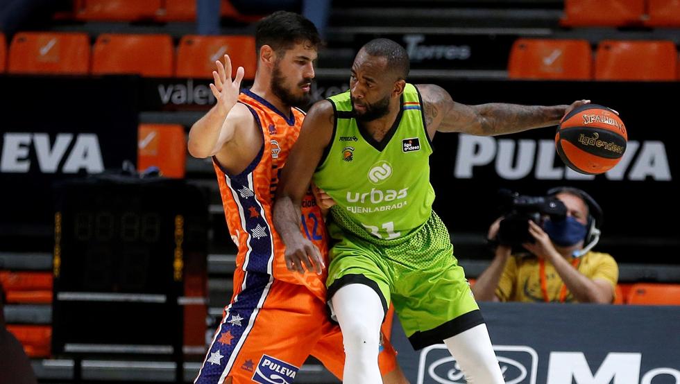 Eyenga intenta superar la defensa de Kalinic.