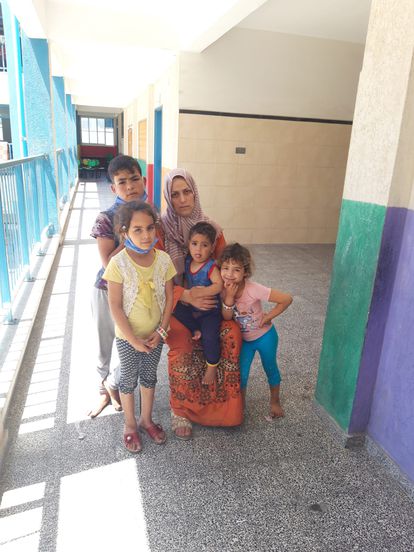 Hamari Debesh, junto a sus cuatro hijos, este sábado en Gaza