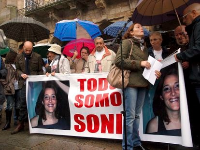 Familiares y amigos de Sonia Iglesias, en una concentración en 2010 en la plaza del Obradoiro de Santiago de Compostela.