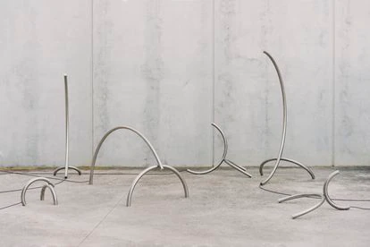 Las ocho lámparas de TUBS I LLUMS no permiten ajustar su foco, ni incorporan ningún tipo de pantalla o tulipa. La luz sale disparada de sus tubos de acero inoxidable hacia una zona muy concreta del suelo o de la pared.