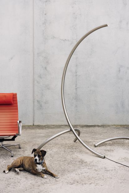 Bilma, la perrita de Max Enrich, junto a las TUBS I LLUMS.