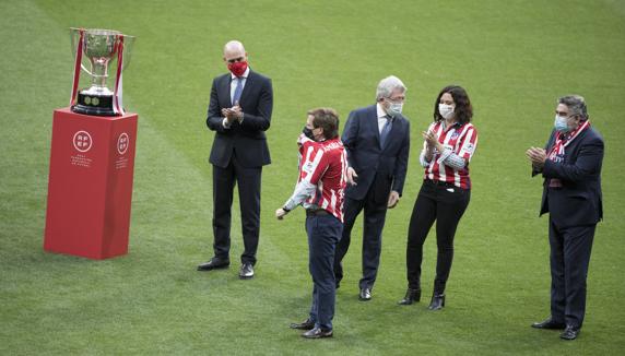 El Atlético de Madrid recibe el trofeo de campeón de la Liga Santander en el estadio Wanda Metropolitano de la mano del ministro de Cultura y Deportes, José Manuel Rodríguez Uribes, la presidenta en funciones de la Comunidad de Madrid, Isabel Díaz Ayuso, y el alcalde de Madrid, José Luis Martínez-Almeida.