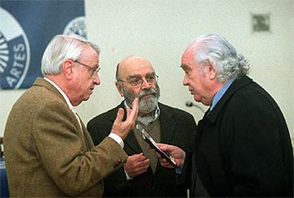 De izquierda a derecha, Cristóbal Halffter, Luis de Pablo y Antón García Abril, en 2003.