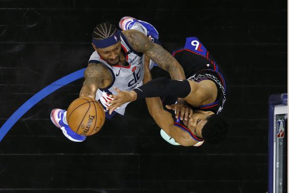 Bradley Beal sortea el cuerpo de Harris en su entrada a canasta