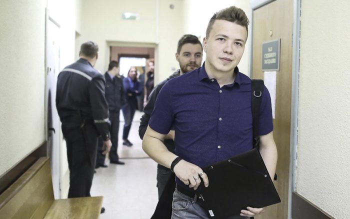 Bielorrusia obliga al aterrizaje de un avión comercial para arrestar a periodista opositor