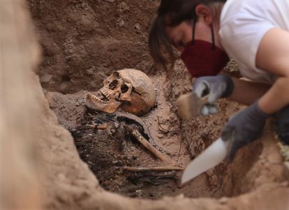 María Benito trabaja en la recuperación de restos en la fosa de Almagro, conocida como "el corral de los desgraciados".