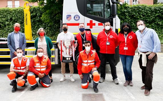 Koke, con trabajadores de la Cruz Roja