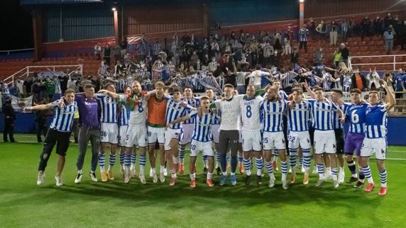Euforia final en alegre, pero separado montón entre jugadores y aficionados