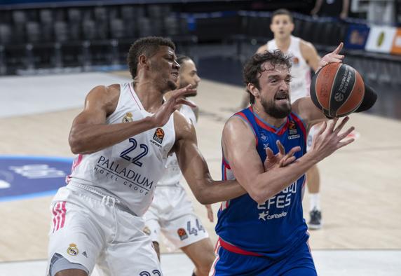 Sanli batallando con Tavares por un rebote.