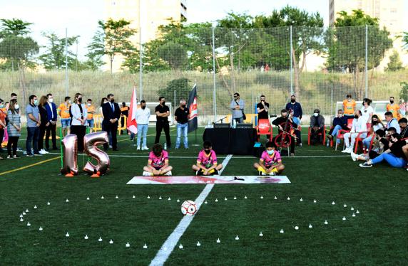 GRAF6698. PARLA (MADRID), 25/05/2021.- Miembros del CD Fairplay Parla durante el homenaje a su jugador Saúl, el niño de 13 años aficionado del Atlético de Madrid que falleció de forma accidental este sábado en el aparcamiento de la Plaza de Santa Ana de Madrid durante las celebraciones por la victoria de la Liga de fútbol. EFE/Víctor Lerena