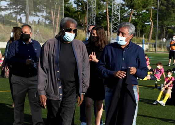 GRAF6676. PARLA (MADRID), 25/05/2021.- Jugadores veteranos del Atlético de Madrid durante el homenaje organizado por el CD Fairplay Parla a su jugador Saúl, el niño de 13 años aficionado del Atlético de Madrid que falleció de forma accidental este sábado en el aparcamiento de la Plaza de Santa Ana de Madrid durante las celebraciones por la victoria de la Liga de fútbol. EFE/Víctor Lerena