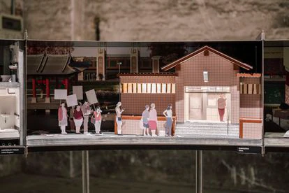 Aquí se muestra el movimiento 'Occupy Men’s Room', de la activista china Li Maizi, que solicita que se modifiquen los criterios de diseño de los baños públicos con el fin de evitar las largas colas que se producen en los de mujeres.